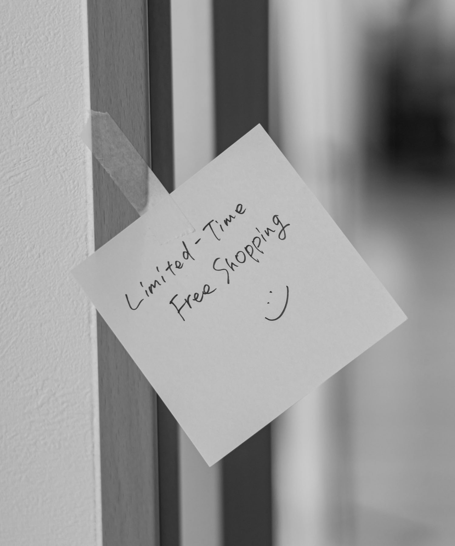 建具に貼られた「Limited-Time Free Shopping」の手書きメモ