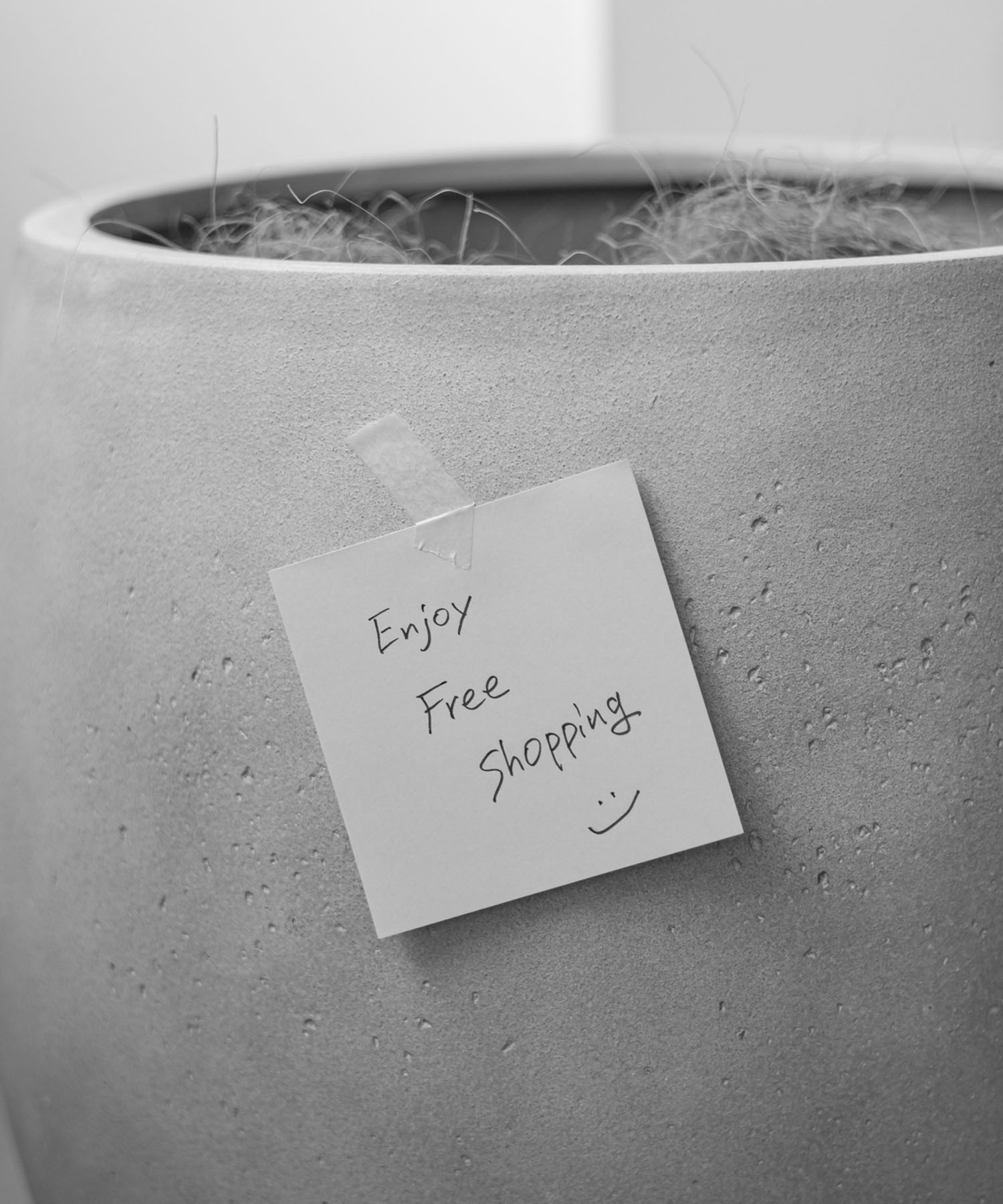 鉢に貼られた「Enjoy Free Shopping」の手書きメモ